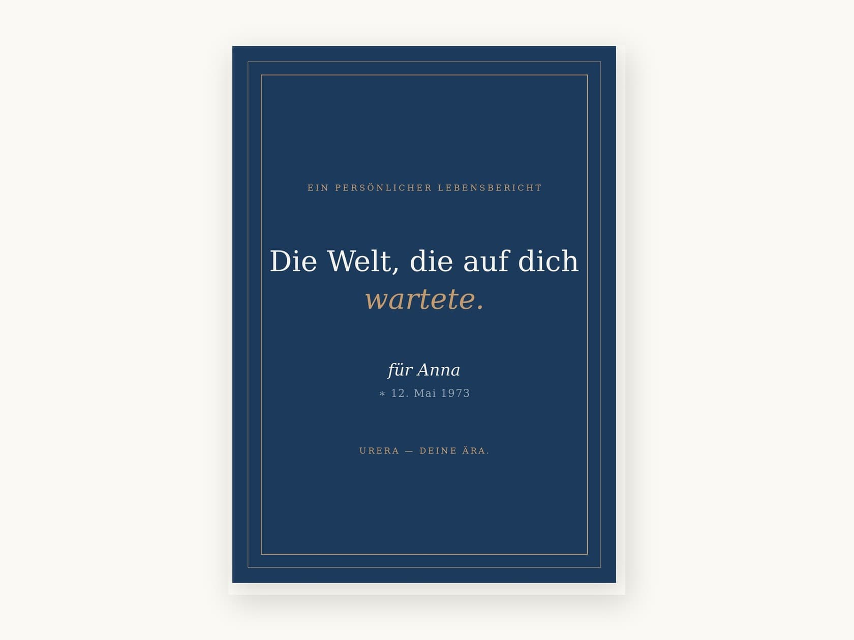 Der gedruckte urera-Bericht als Softcover, dunkelblau mit goldener Schrift: „Die Welt, die auf dich wartete."