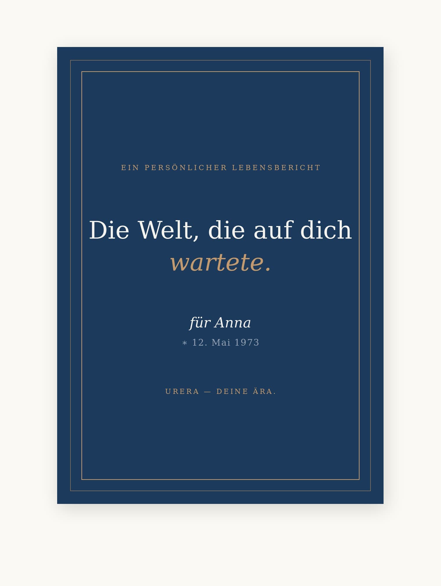 Der gedruckte urera-Bericht als Softcover, dunkelblau mit goldener Schrift: „Die Welt, die auf dich wartete."