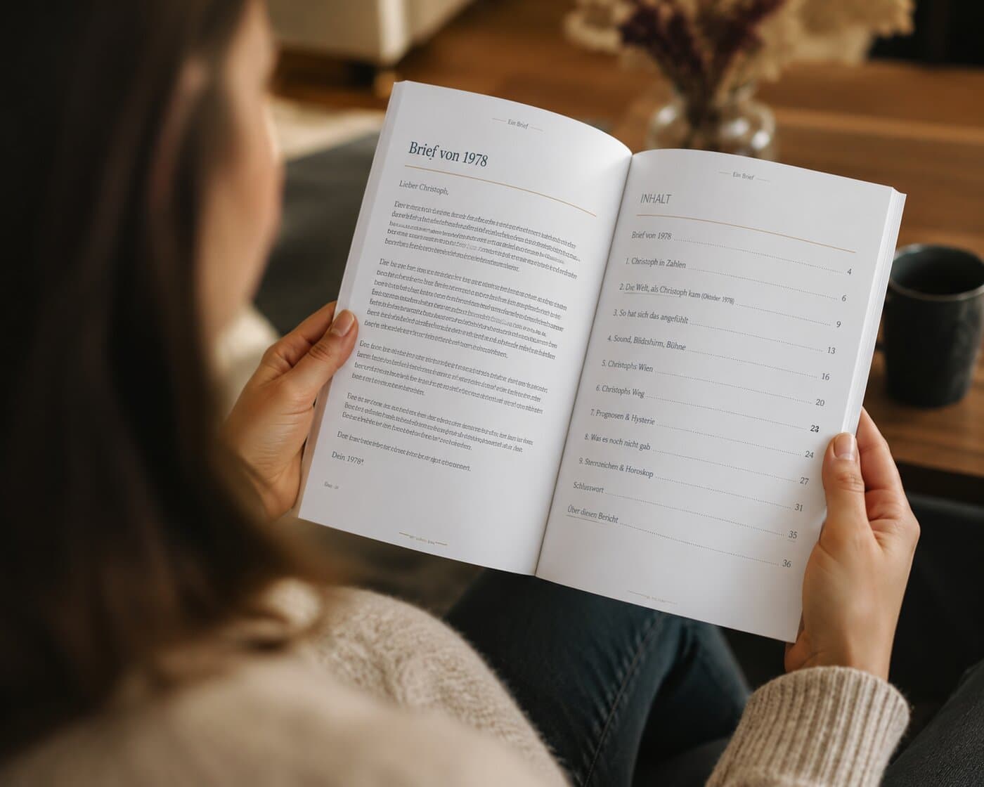 Ein gedruckter urera-Musterreport, aufgeschlagen bei Brief und Inhaltsverzeichnis, in den Händen einer lesenden Person.